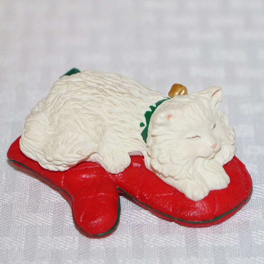 Hallmark Keepsake Clip-On Christmas Ornament - Cat Naps - 1995